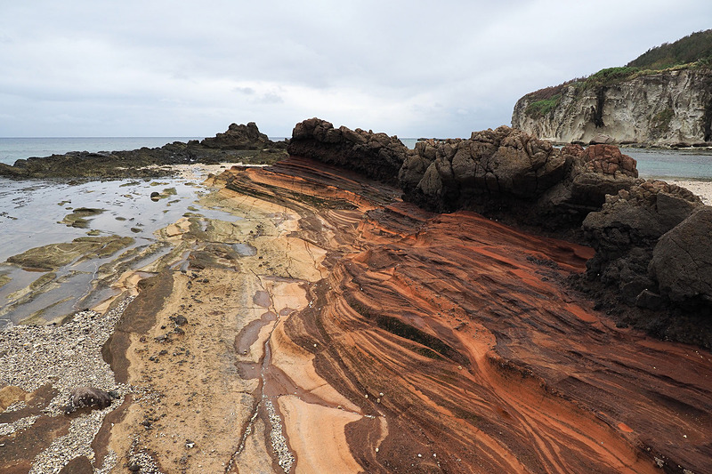 上に流れてきた高温の玄武岩の溶岩により凝灰岩に含まれる鉄分が酸化して赤くなったとか。砂のまま挟まれたような層も見えてもう何が何だか分かりませんが、とにかく不思議な美しさです。そんな溶岩が海に流れていく様子も見て取れ、この地にかつて激しい火山活動があったことがうかがえます