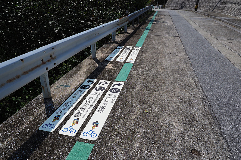 道路に引かれた緑の誘導線には色々な観光スポットの方向と距離が記してあるので、島巡りは非常に分かりやすくなっています
