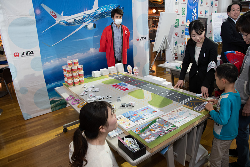 「ダッシュ de GO」。うまくいくとJALのカップうどん「うどんですかい」がもらえる