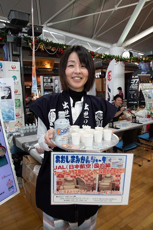 JALのファーストクラスに採用されたミカンジュースを試飲できる