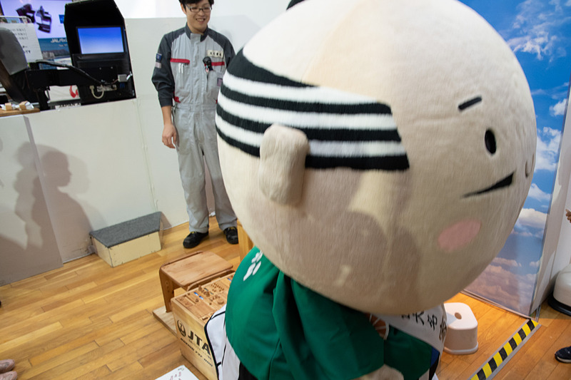 そのミニレーターを体験しにやってきた「出世大名家康くん」。後ろがあまり見えないようでガシガシ歩いていた