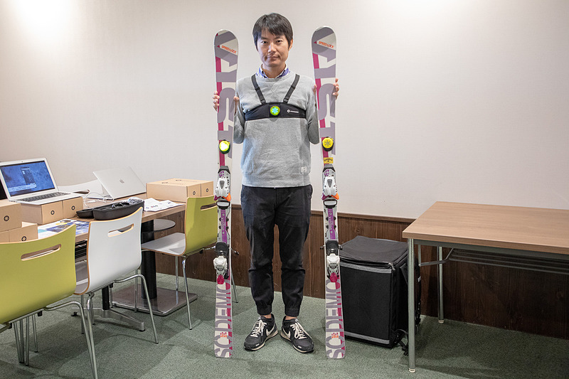 スキー技術上達のためのデータロガー。スキー板とスキーヤーの体にモーションセンサーを付けることで、滑走時の板の傾きや荷重配分、バイブレーションなどが計測できる。結果はスマートフォンのアプリで確認