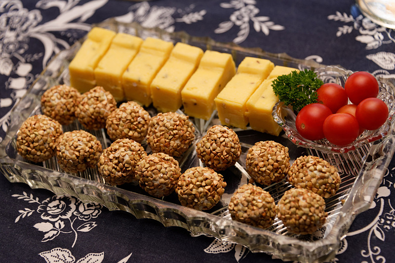 別のレストランで出てきたスイル（奥の黄色）。玉子焼のような見た目