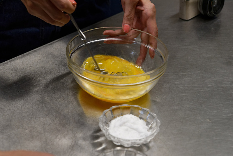 塩、砂糖、クミンを卵と一緒にかき混ぜる