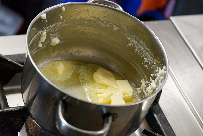 鍋にバターを入れて溶かす。焦がさないように