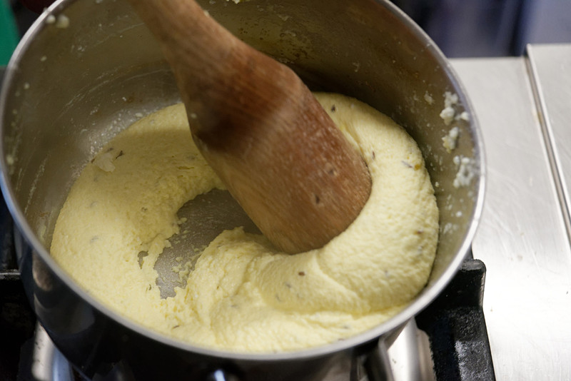 力強くかき混ぜながら、ときどき味見して、必要があれば調味料を足す