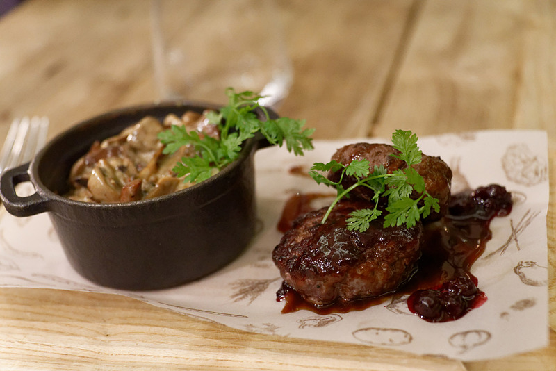 メインディッシュはジビエ料理。バルト海に浮かぶエストニア領サーレマー島産のイノシシを使ったハンバーグ。赤ワインとブラックベリーのソースで。左はマッシュルームリゾット