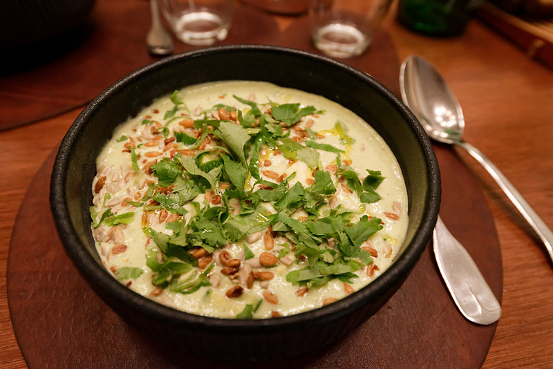 冷製ズッキーニスープ。コリアンダーとヒマワリの種が添えられている。コリアンダーが利いているのか、全体的にセロリのような味わいで、胃が休まる