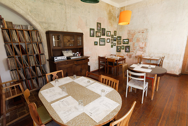 店内。アンティーク家具を使ってはいるけれど堅苦しさのないカジュアルな雰囲気