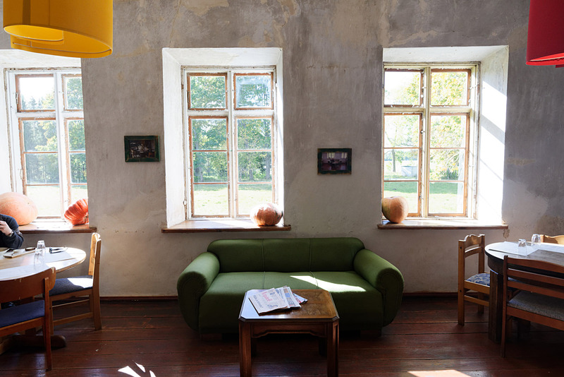 店内。アンティーク家具を使ってはいるけれど堅苦しさのないカジュアルな雰囲気