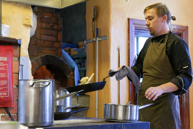 キッチンでは数人のコック、スタッフが忙しく働いていた