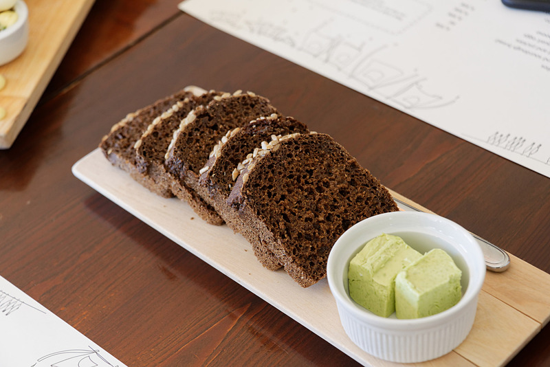 黒パンは独特の酸っぱさやパサパサ感がゼロ。しっとりしていて黒糖パンのよう