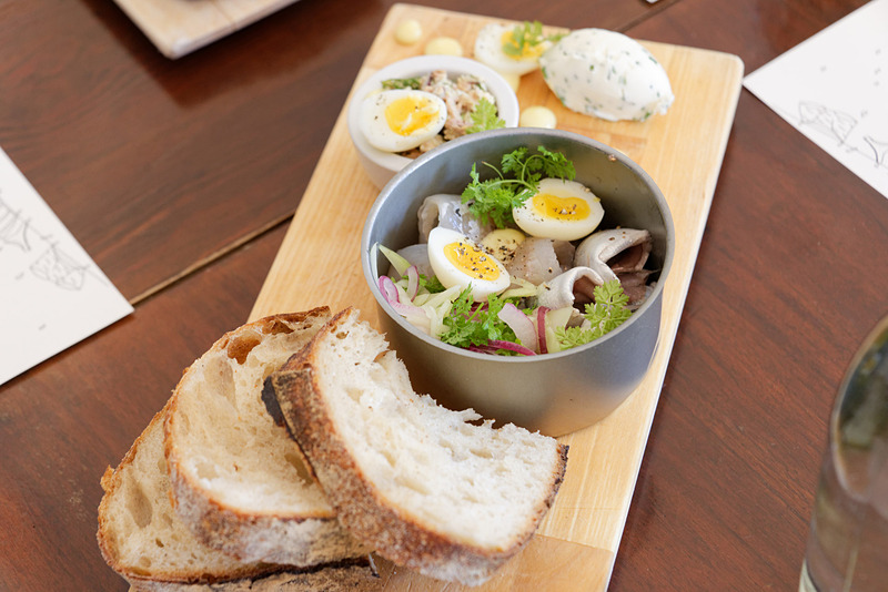 器に入っているのは近海でよく獲れるパイクなどの白身魚とウズラの卵のサラダ。魚は塩漬けしたもののようだが薄味で、刺身好きな日本人の舌にも合いそう