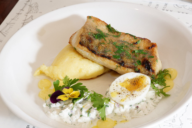 カッテージチーズソースでいただくパイクパーチ。滑らかなマッシュドポテトも食べ始めると止まらない