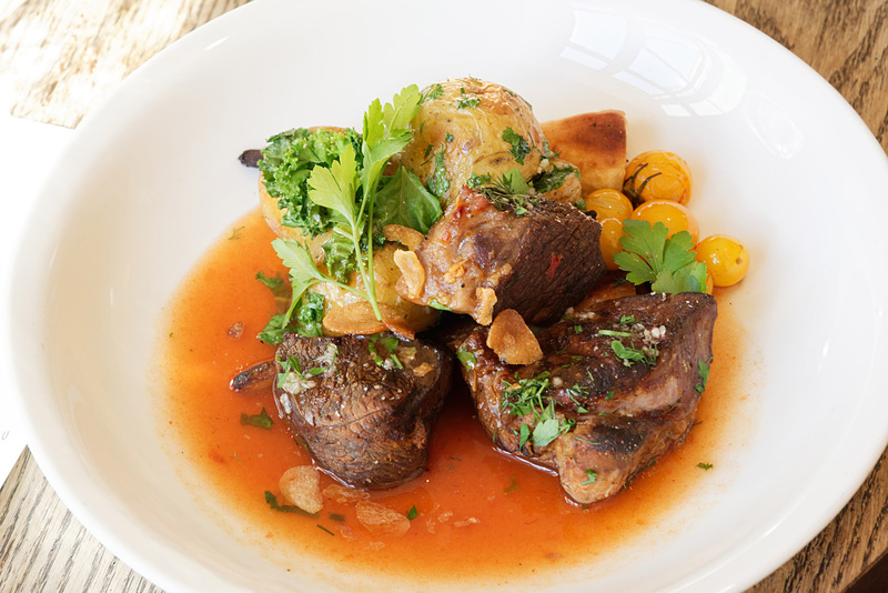 ラムレッグ。トマトとパースニップと呼ばれるニンジンのような野菜をソースに使っている