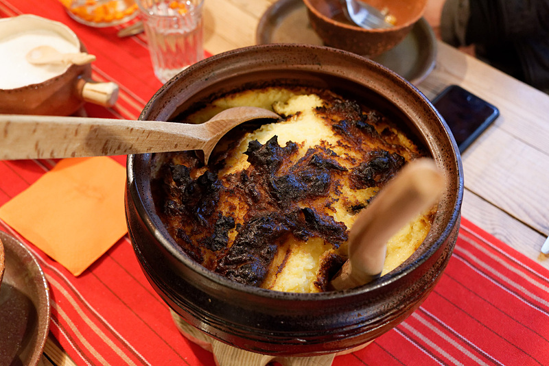 中はあっつあつのマッシュポテト。オーブンで焼いたという。焦げも香ばしくてクセになる