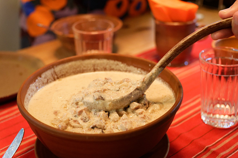 マッシュポテトにこの薫製豚肉とサワークリームのソースをかけていただく。カルボナーラのような味わい