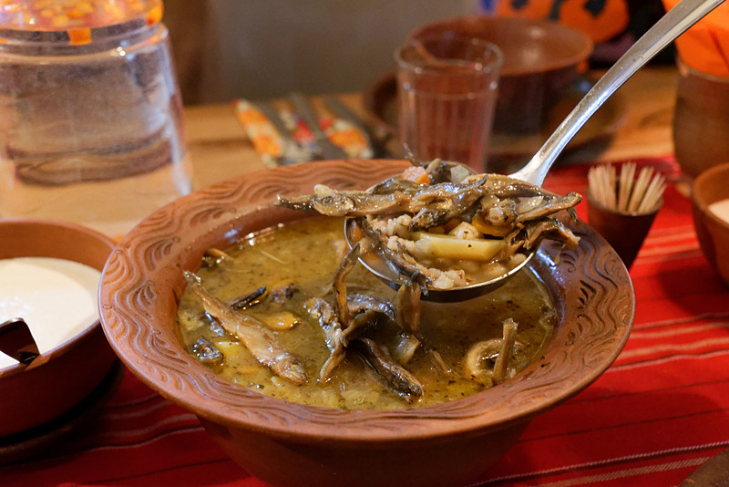 近くの湖で獲れるという小魚と、ポテト、人参、タマネギ、麦などが入ったスープ。サワークリームをのせるとまたひと味違う。これらの料理は1人当たり7～10ユーロと、ずいぶんリーズナブル。ただしグループでの予約のみとなる