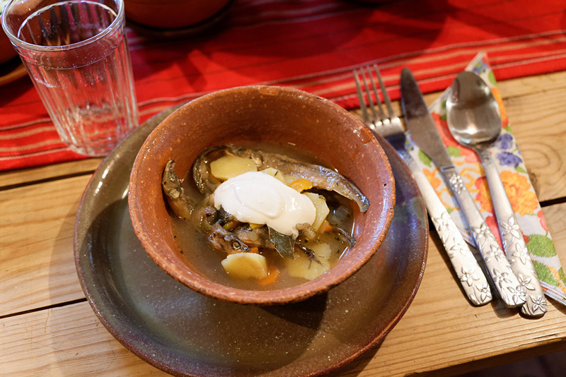 近くの湖で獲れるという小魚と、ポテト、人参、タマネギ、麦などが入ったスープ。サワークリームをのせるとまたひと味違う。これらの料理は1人当たり7～10ユーロと、ずいぶんリーズナブル。ただしグループでの予約のみとなる