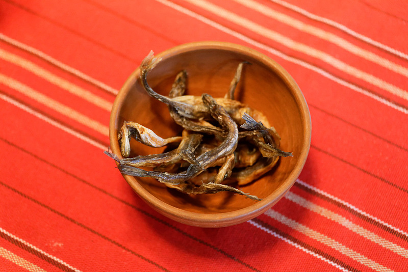 湖の小魚はこのように干した状態で保存している。ほとんど煮干しと同じ。参考に出されたものだったが、味見しているうちにいつの間にか全て平らげてしまった
