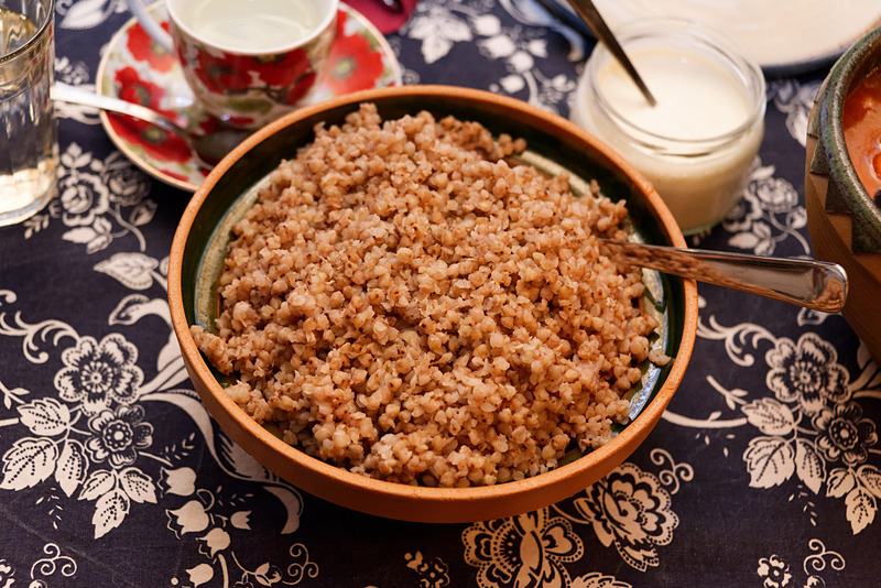 蕎麦の実をガーリックとトマトのサワークリームでいただく