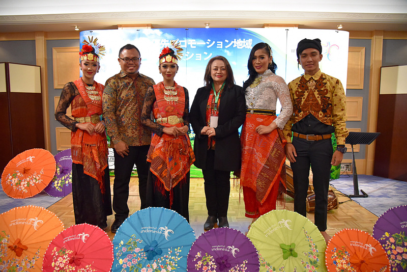 インドネシア共和国観光省 優先開発観光地促進委員会 ララサティ・スディアニンシィ氏（右から3番目）とレイク・トバ観光協会国際マーケティング部長ワユ・ディト・ガリッ・インダルト氏（左から2番目）らがセミナーのために来日
