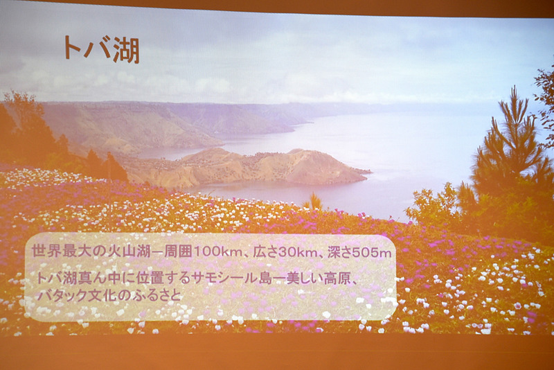 ツアーで必ず訪れてほしいトバ湖と強調