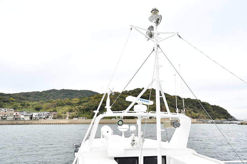 玄界島へ向かう途中、福岡県西区の唐泊漁港前に停泊し位置確認