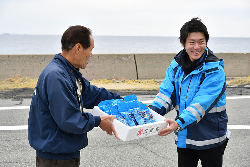 折り返し便に搭載するのは、玄界島特産の生わかめ