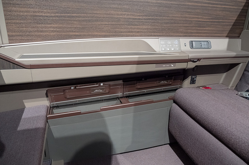 脇に豊富な収納スペース