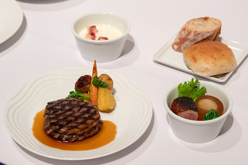 ハワイアンテイストを取り入れた洋食メニュー
