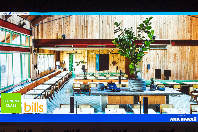 機内食は「bills」のコラボメニューを日本発便で提供。トレイに置かれたミニカードをワイキキのbills店舗へ持っていくとウェルカムドリンクのサービスを受けられる