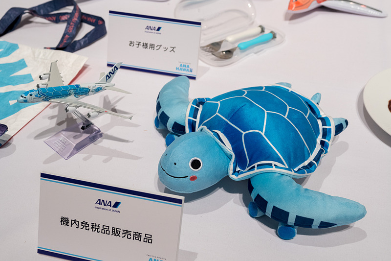 機内免税品としてFLYING HONUグッズを販売