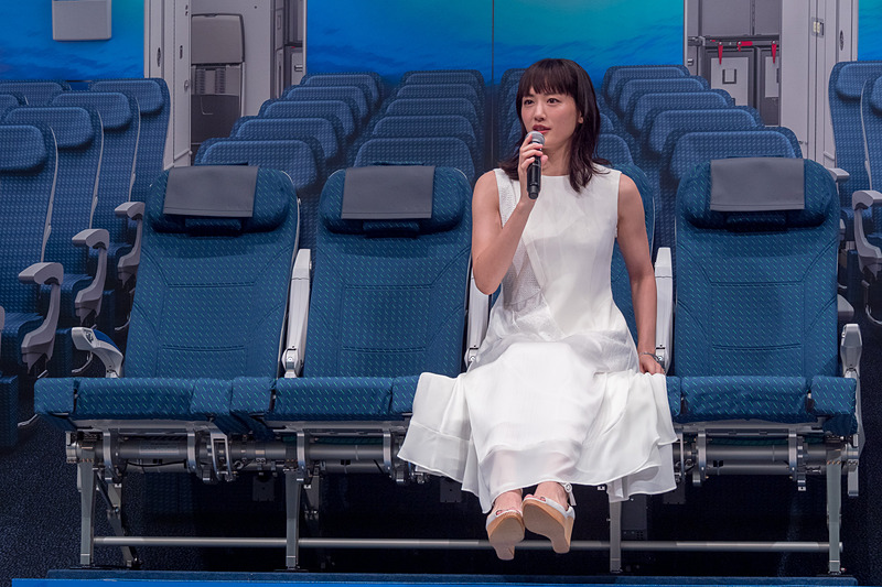 エコノミークラスのカウチシート「ANA COUCHii」を体験する綾瀬はるかさん