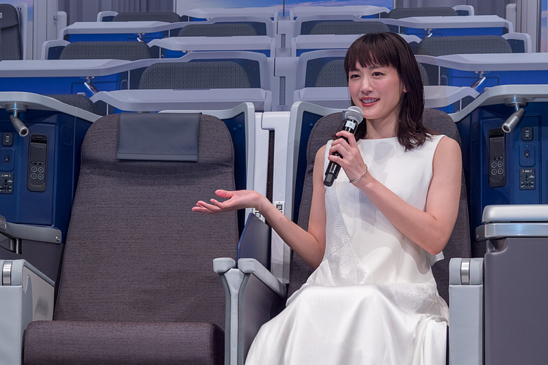 今度はビジネスクラスシートに乗って登場。2席並びの席に「お友達とかご家族とかご夫婦とかによいですね」と感想を話した