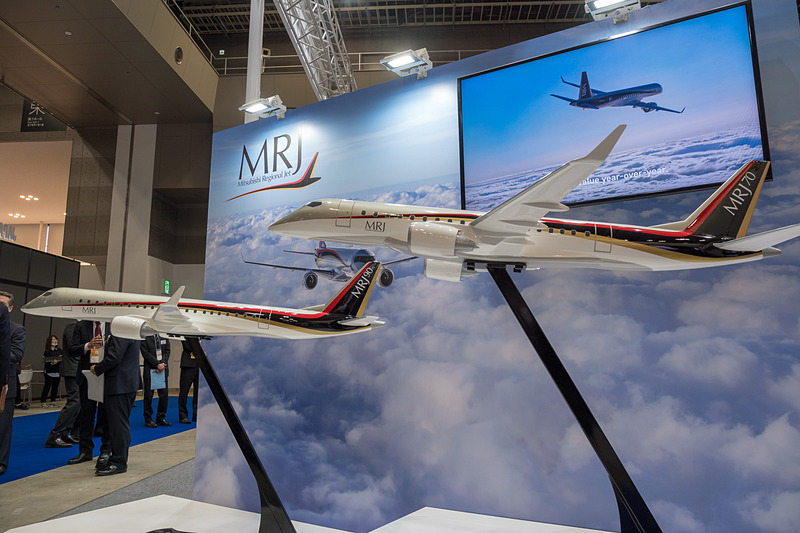 三菱重工のブースでは、MRJ90とMRJ70のモデルプレーンを展示