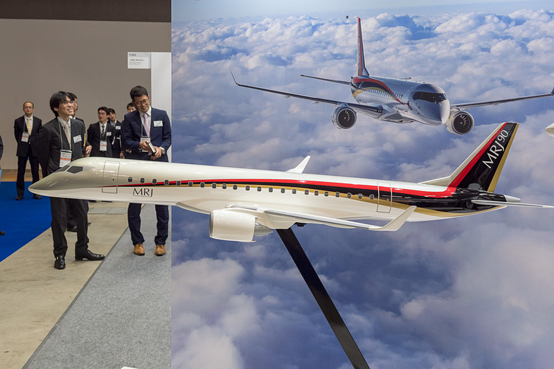 三菱重工のブースでは、MRJ90とMRJ70のモデルプレーンを展示