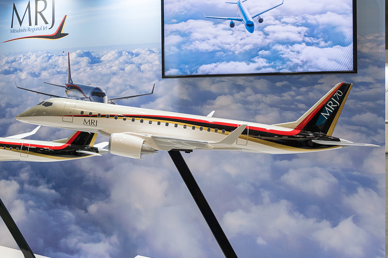 三菱重工のブースでは、MRJ90とMRJ70のモデルプレーンを展示