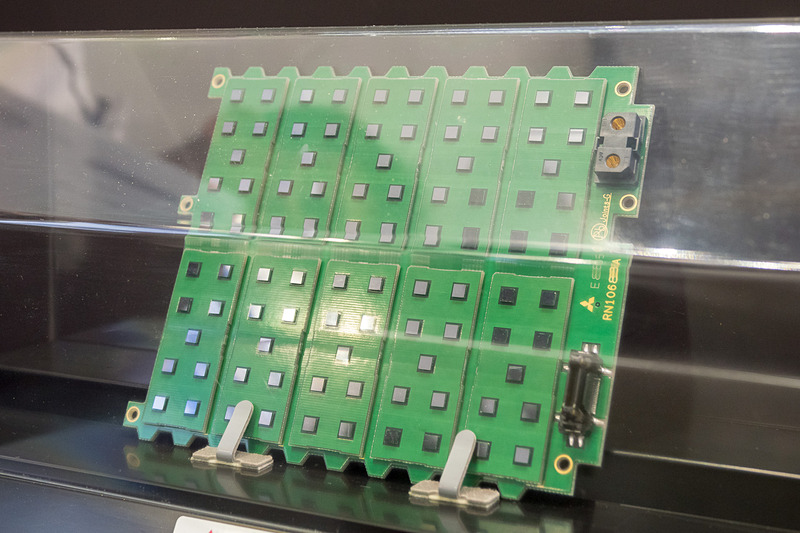 受信用アンテナの基板。複数枚の基板を用いてアンテナを構成することでフレキシビリティを持たせる