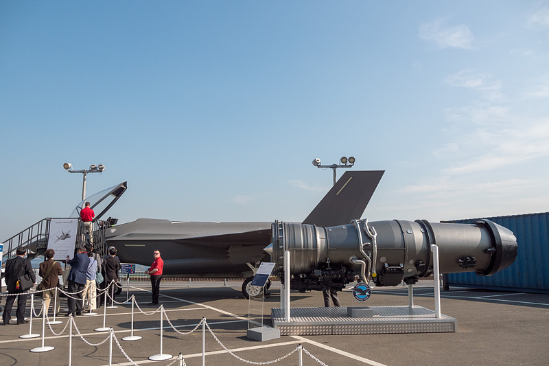 ロッキード・マーチンが展示しているF-35の実物大モックアップ。コックピットへの搭乗も可能