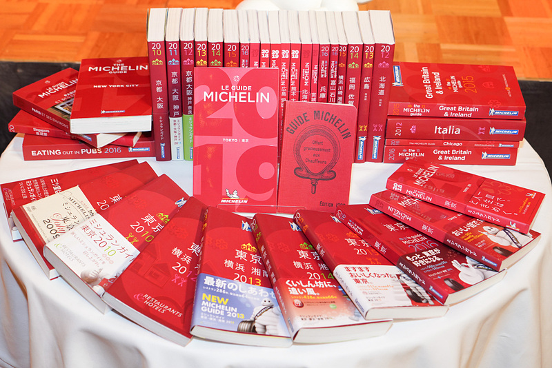 会場には歴代のミシュランガイドが並べられた