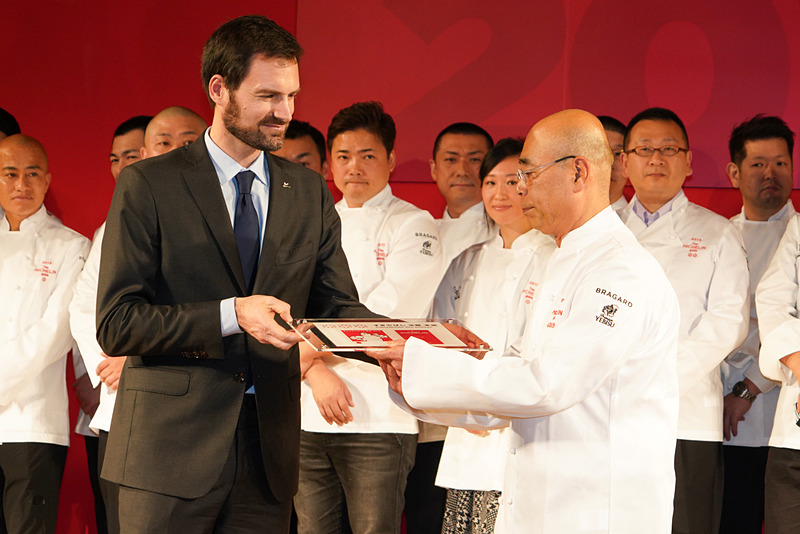 プレネック ミシュランガイド・インターナショナルディレクターから盾の贈呈