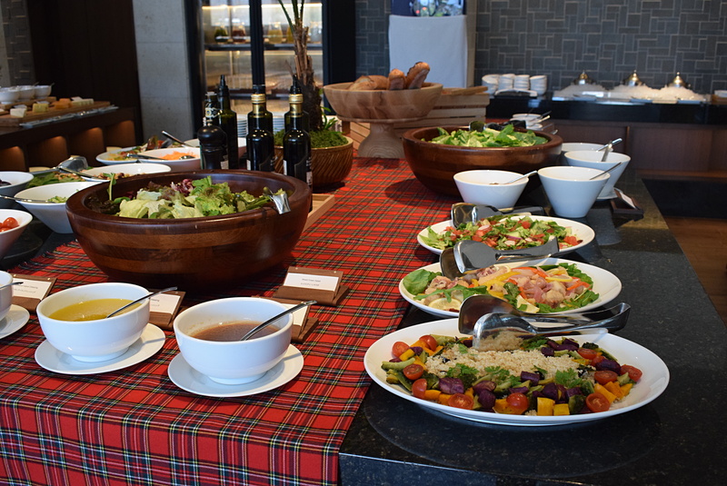 まず最初に目に入るサラダコーナー。緑はもちろん赤、黄色、オレンジ、紫と色とりどりの野菜がそろう