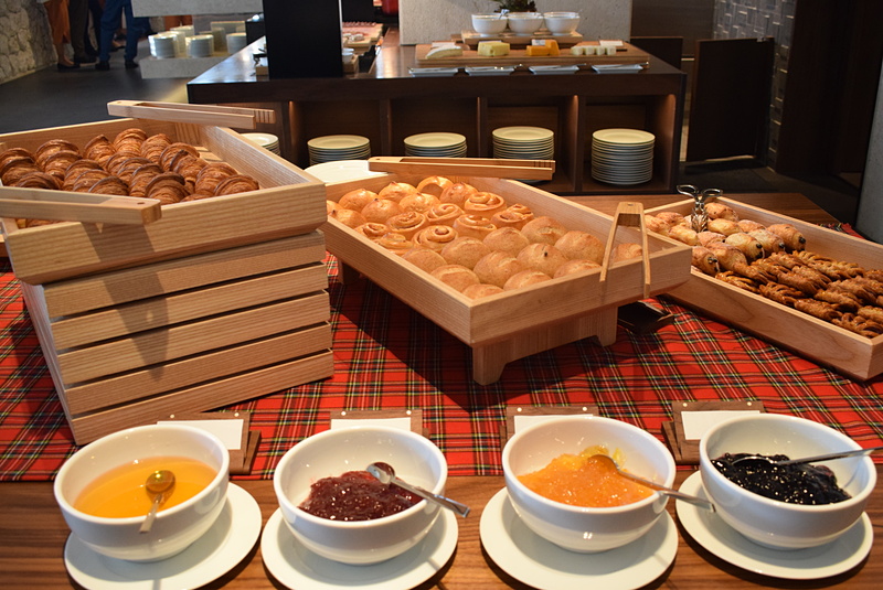 焼きたてのパンが並ぶ