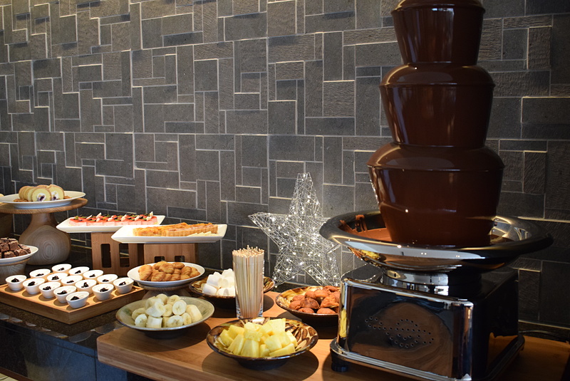 デザートコーナーには、子供や女性に喜ばれそうなチョコレートファウンテン