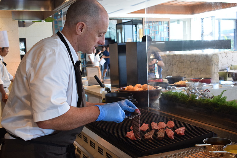 オススメメニューの一つ、ブラックアンガス牛ステーキを焼く総料理長のトーマス・グロスマンさん