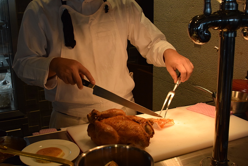 丸焼きチキンもその場でカットしてくれる