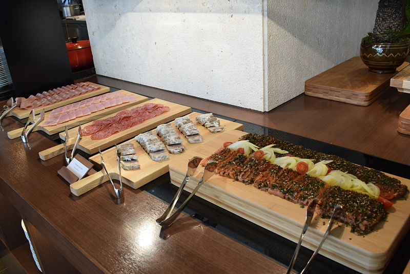 ハムやテリーヌが並ぶコーナー