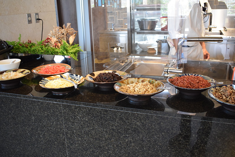 カレー用のトッピングもいろいろあり、自分好みにアレンジできる