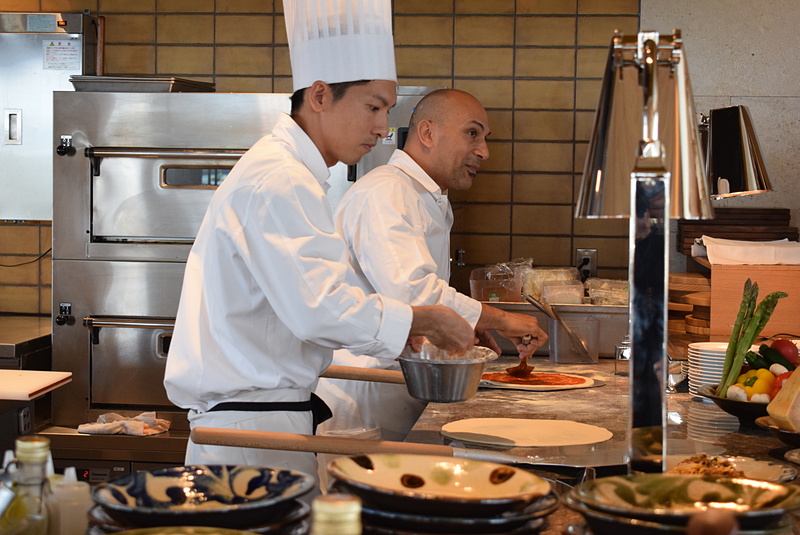 ピザはその場で焼き、出来立てを提供